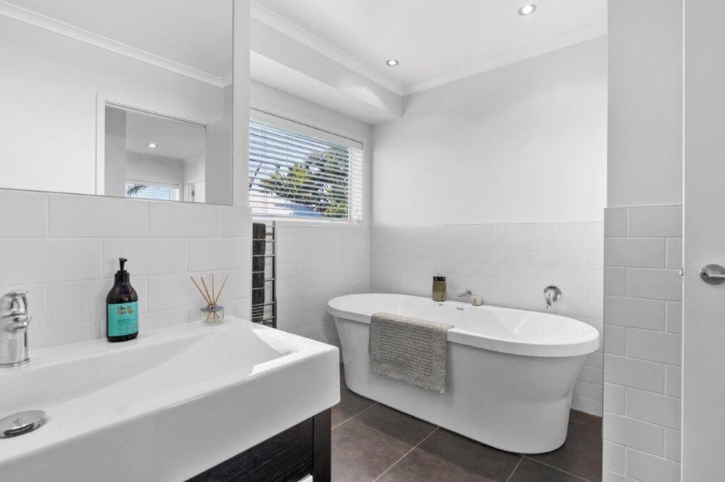 Stunning Tranquil Home With Green Space Views Mount Maunganui Exterior photo